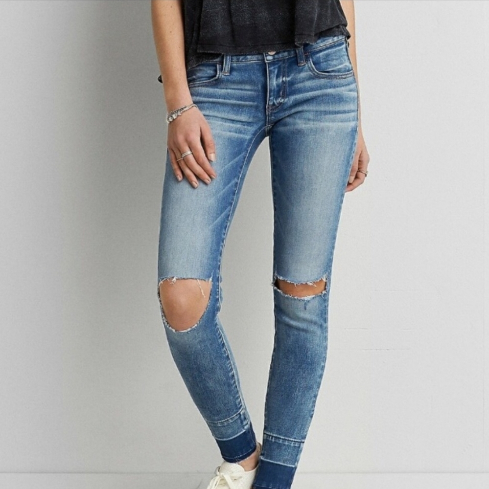 American Eagle AEO 360 Super Stretch Super Low Busted Knee Ombre Hem Jeg…